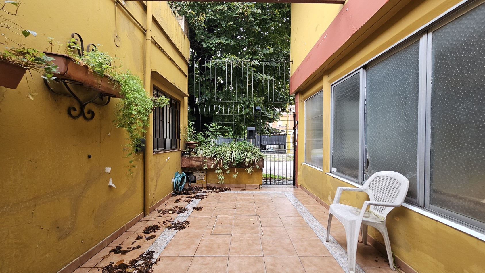 **u$s 79.900.-** Casa en venta sobre lote propio en esquina sobre Palma de Mallorca al 3800 - Quilmes.-