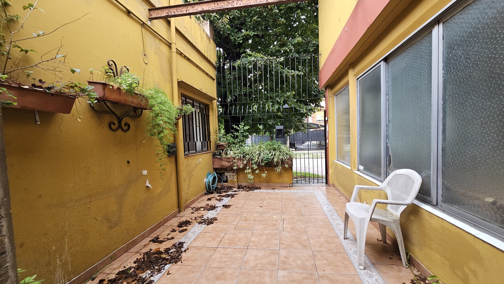 **u$s 79.900.-** Casa en venta sobre lote propio en esquina sobre Palma de Mallorca al 3800 - Quilmes.-