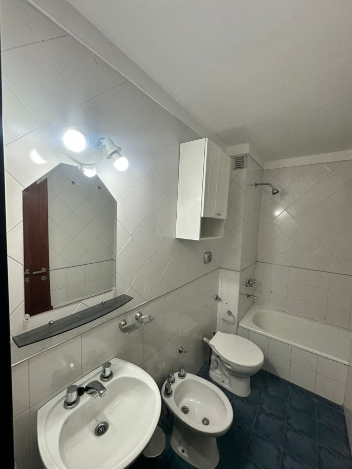 **$520.000.-** - Dpto. 2 Amb. en ALQUILER - Av- Hipolito Yrigoyen al 6300.- Remedios de Escalada