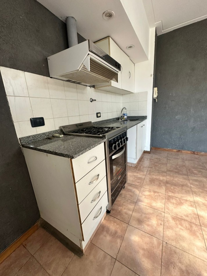 **$520.000.-** - Dpto. 2 Amb. en ALQUILER - Av- Hipolito Yrigoyen al 6300.- Remedios de Escalada