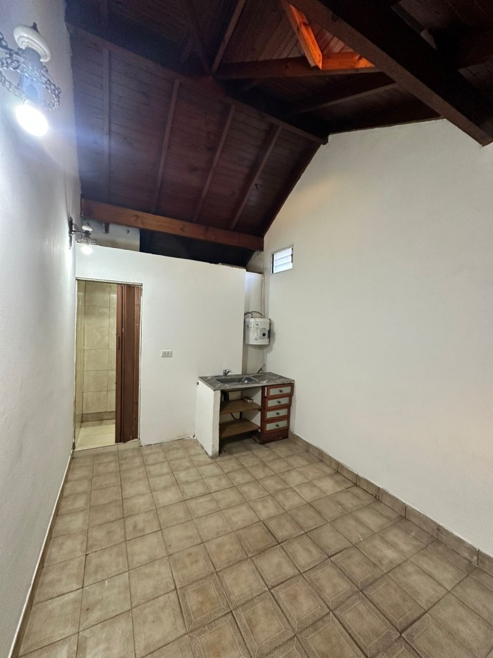 **$240.000.-** Monoambiente al frente en Alquiler - EXCLUEYENTE UNA SOLA PERSONA - Balcarce 800 - Lanus