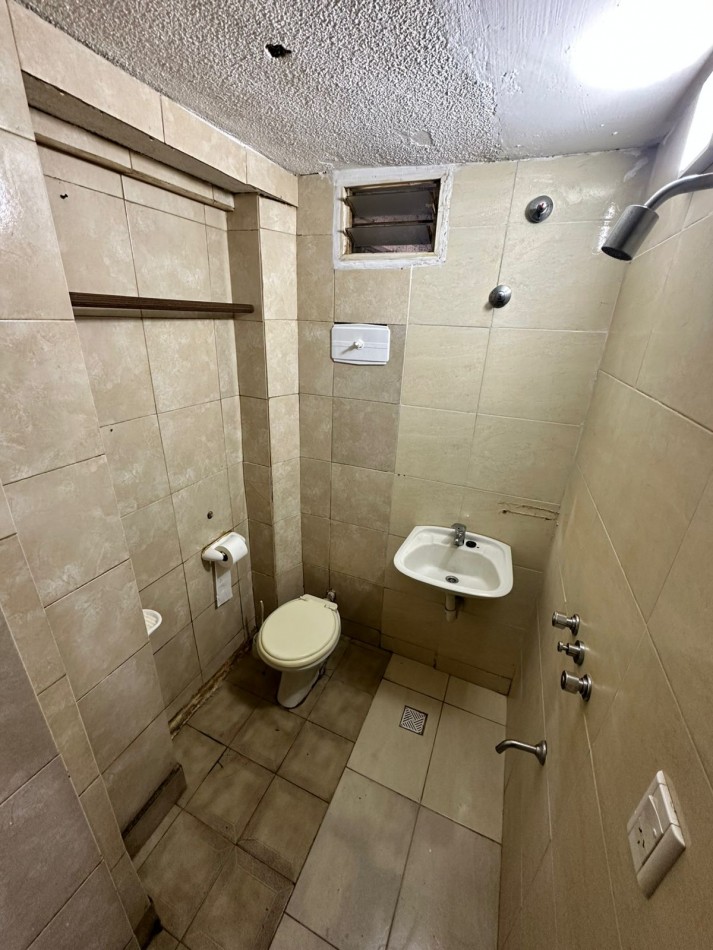 **$240.000.-** Monoambiente al frente en Alquiler - EXCLUEYENTE UNA SOLA PERSONA - Balcarce 800 - Lanus