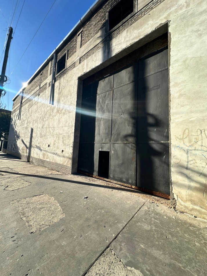 **650 m2 en planta** - DISPONIBLE AGOSTO 2026 - Galpon de 650 m2 con oficinas, altura de 9 m2 (ideal Rackear mercaderia), Piso de hormigon a nuevo - Viamonte y Molinedo - Lanus