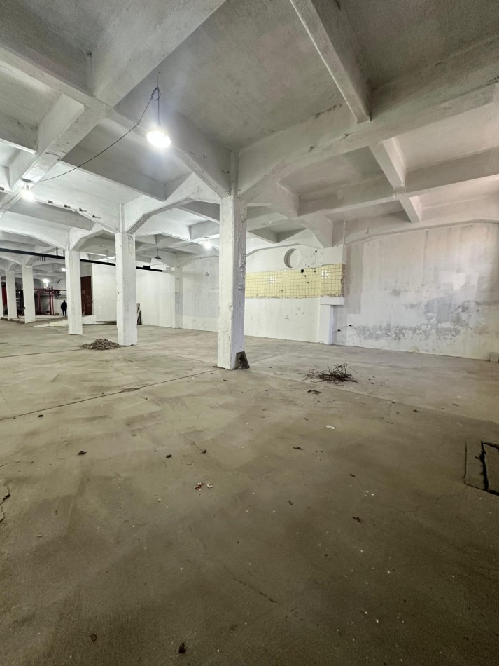 **1100 m2 en Planta**, 90x13 m2, Salida a dos calles, Todo Losa, Altura 5,5 m2 - Opcion 1100 m2 MAS en P.A - Entre Rios y Conesa - Piñeyro - Avellaneda 