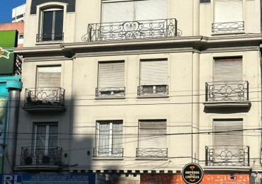 **u$s 185.000.-** - IMPONENTE DPTO AL FRENTE 6 AMBIENTES EN VENTA CON TERRAZA PROPIA A MTRS DE LA ESTACION - Av. H. Yrigoyen y Carlos Gardel