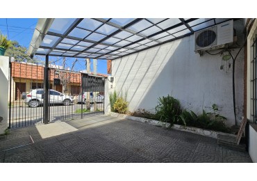 **64.900.-** - APTO CREDITO - DUPLEX DE 3 AMB. CON COCHERA y PATIO - Padilla 300 - Gerli