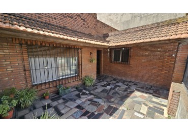 **u$s 85.000.-** - CASA 3 AMB. C/GARAGE, PATIO y TERRAZA S/LOTE PROPIO 8,66x17 mtrs Aprox - MENDOZA 1300 