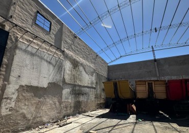 **650 m2 en planta** - DISPONIBLE MAYO/JUNIO 2026 - Galpon de 650 m2 con oficinas, altura de 9 m2 (ideal Rackear mercaderia), Piso de hormigon a nuevo - Viamonte y Molinedo - Lanus